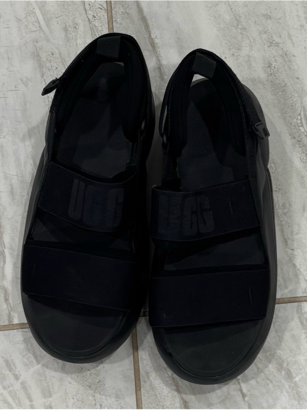 UGG LA STREET WOMEN SANDAL BLACK.    Size US 10